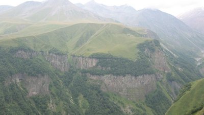 Georgische Heerstraße: Steilhänge über dem Tal