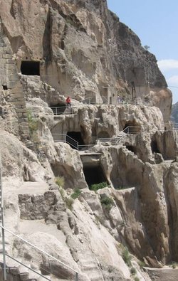 Höhlenstadt Wardsia: Treppen und Steigen führen die Felswand entlang