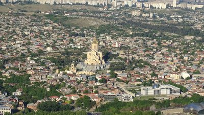 Blick auf Tbilissi: Innenstadt von Tbilissi vom Mtazminda aus gesehen
