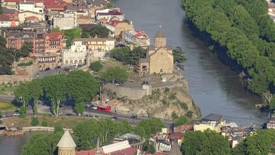 Blick auf Tbilissi: Die Altstadt von Tbilissi vom Mtazminda aus gesehen