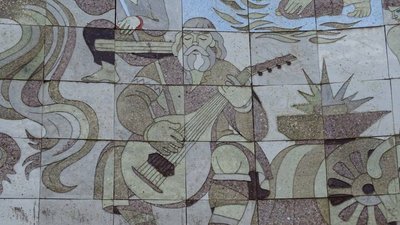 Georgische Heerstraße: Gewidmet ist das Denkmal dem Vertrag von Georgiersk