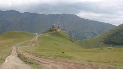 Georgische Heerstraße: Der Weg auf dem Bergsattel zur Sameba-Kirche