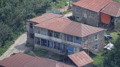 Georgische Heerstraße: Häuser im Dorf