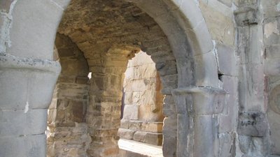 Dshwari-Kloster: Die Sonne scheint durch die Mauern und Tore des Klosters
