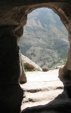 Höhlenstadt Wardsia: Blick aus der Höhle nach außen
