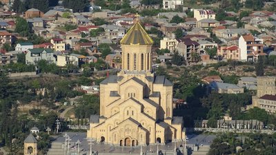 Sameba-Kirche: Blick auf die Innenstadt von Tbilissi mit der Sameba-Kirche