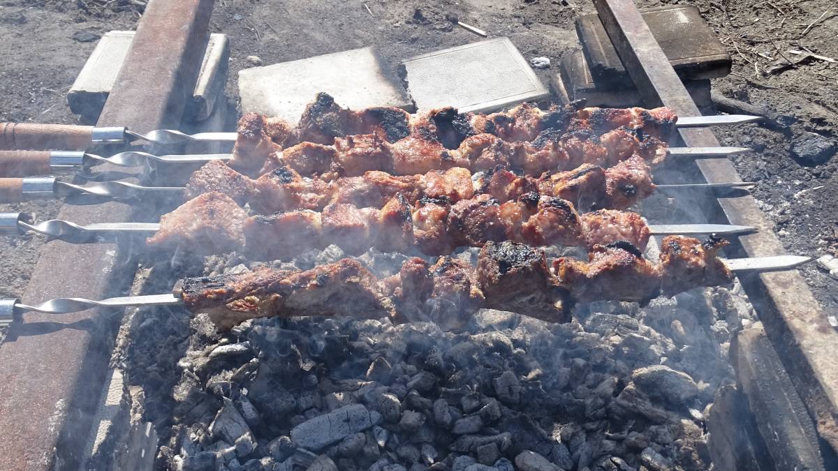 Mzwadi: Die Spieße mit dem Fleisch grillt man auf der offenen Glut