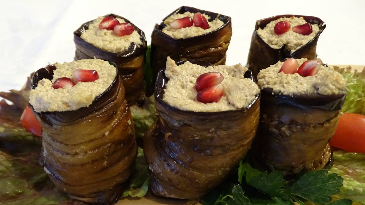 Badridschani: Man füllt die Auberginen und rollt sie dann zusammen