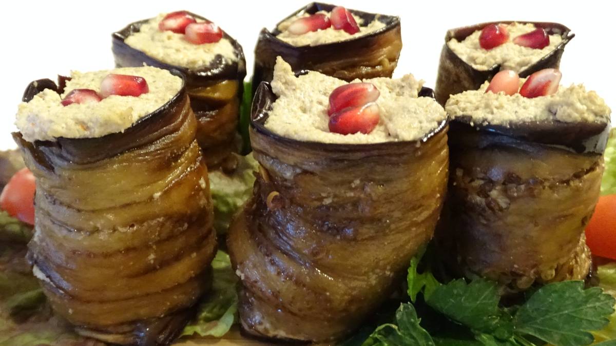 Badridschani: Die Füllung der Auberginen besteht aus Nüssen und Gewürzen