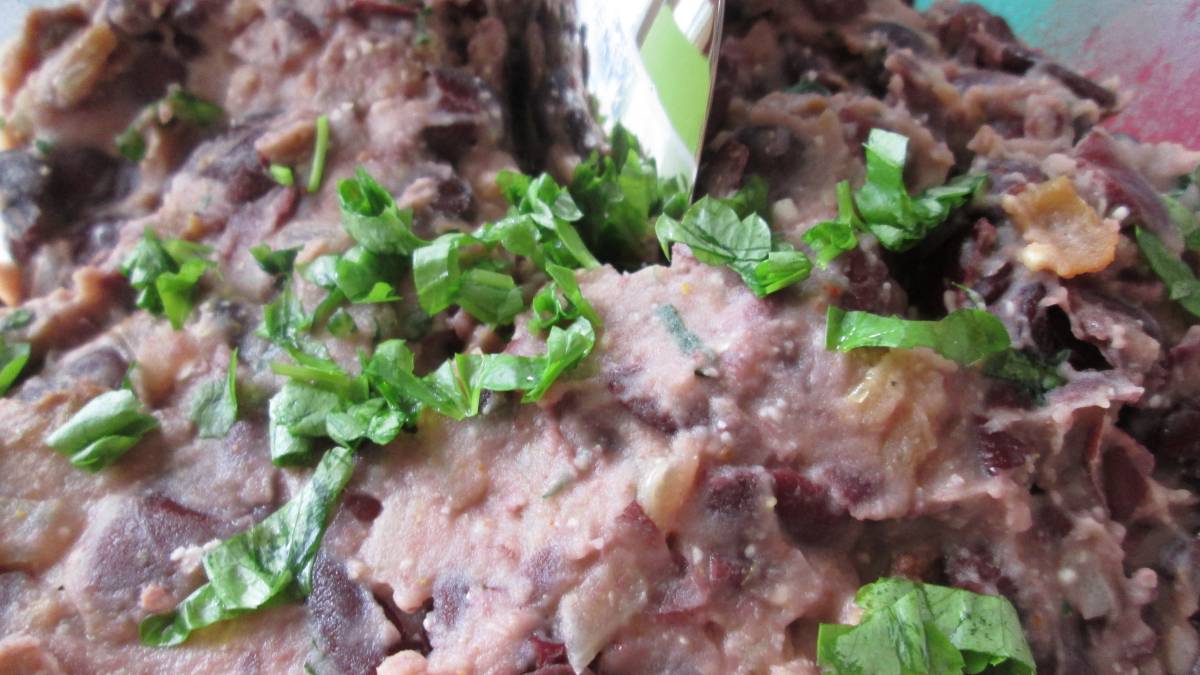 Lobio: Als Basis kann man rote oder grüne Bohnen verwenden