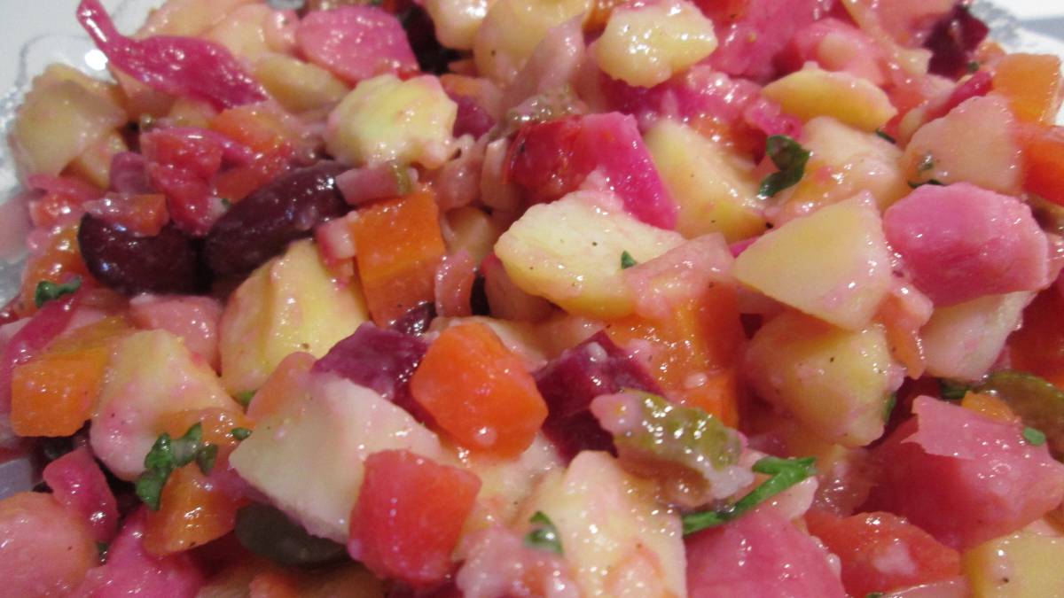 Kartoffelsalat: Neben Kartoffeln finden auch rote Beete und Kidney-Bohnen Verwendung