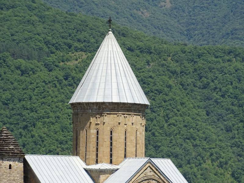 Turm in der Festung Ananuri: Kirche in der Festung Ananuri