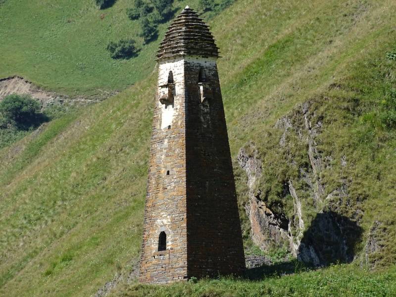 Chewsureti: Wehrturm an der Straße