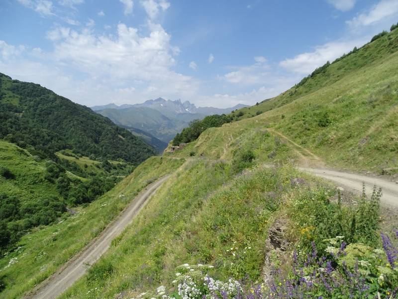 Chewsureti: Die Straße windet sich durch die Berge