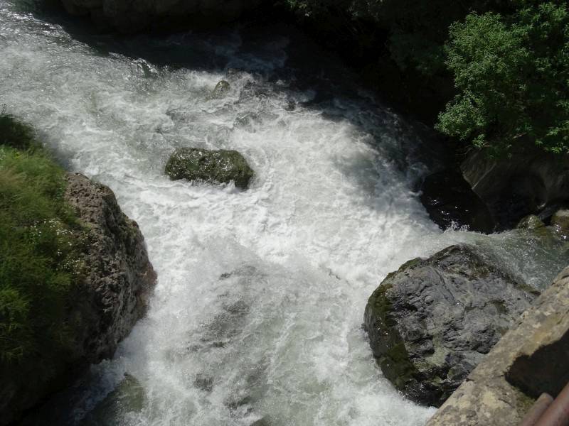 Chewsureti: Der Fluss begleitet die Straße