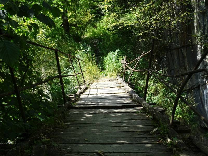 Chewsureti: Brücke über den Fluss