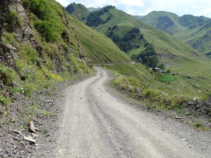 Chewsureti: Die Straße windet sich zum Bärenkreuzpass empor