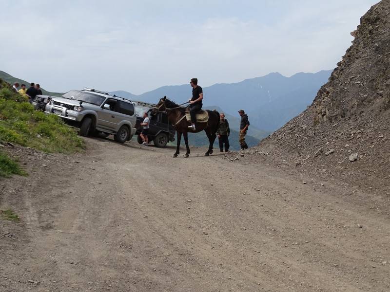 Chewsureti: Am Bärenkreuzpass findet man geländegängige Verkehrsmittel