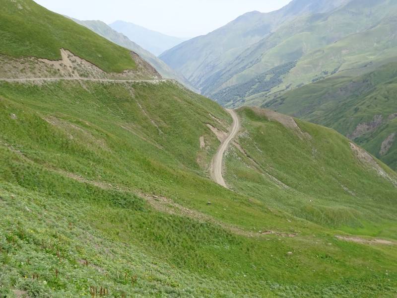 Chewsureti: Die Straße windet sich in Serpentinen den Hang hinauf