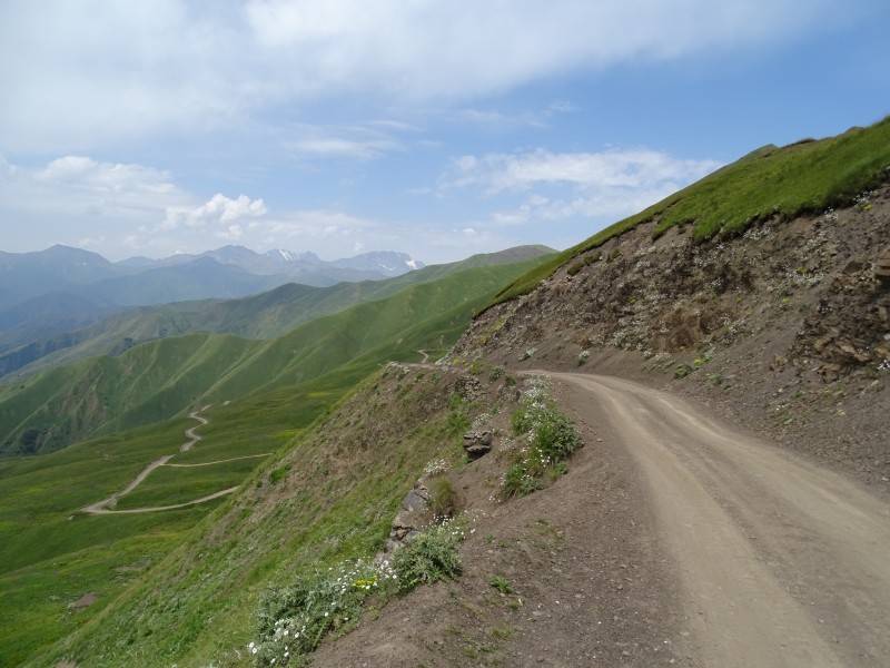 Chewsureti: Straße und Bergpanorama