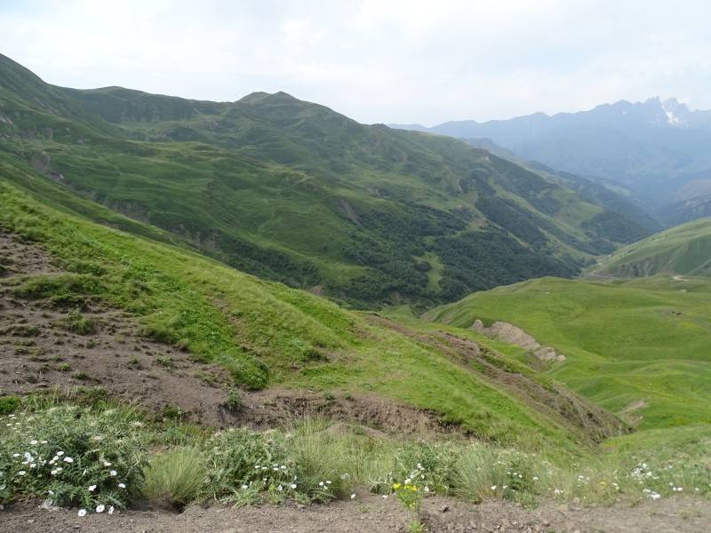 Chewsureti: Berge mit Grün und mit Schnee