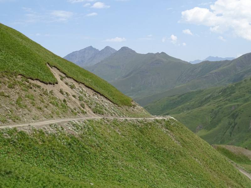 Chewsureti: Die Straße windet sich um den Berg