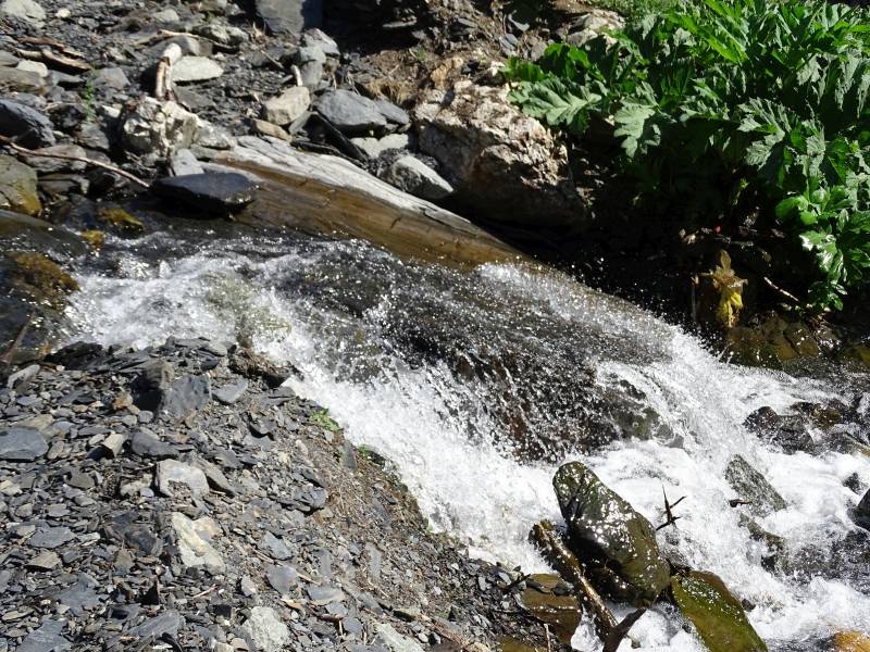 Chewsureti: Die Straße verläuft oft unten im Tal einen Fluss entlang