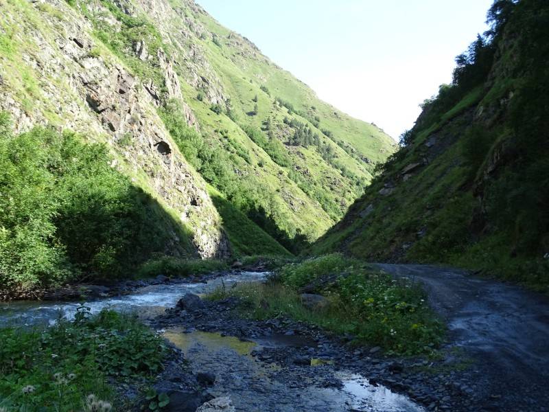 Chewsureti: Straße und Flussbett