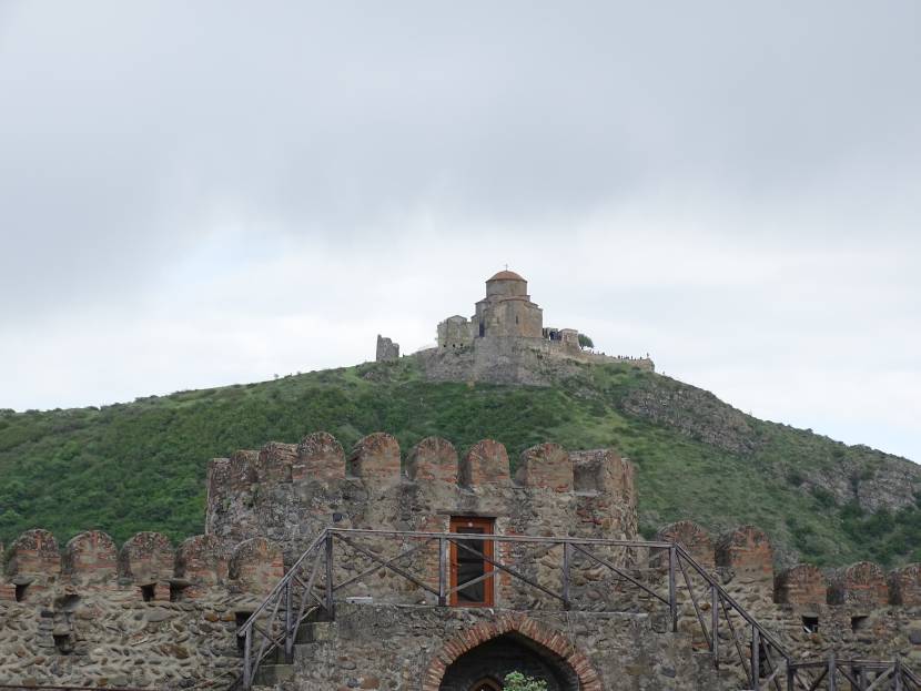 Dshwari-Kloster: Aus der Altstadt von Mzcheta ist das Kloster zu sehen