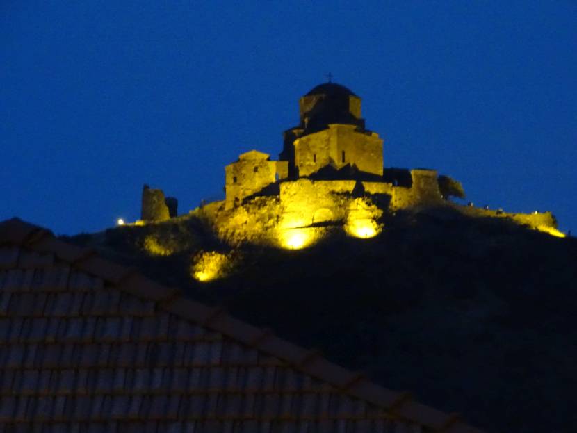 Dshwari-Kloster: In der Nacht ist das Kloster beleuchtet und bei klarem Wetter von Mzcheta aus sehr gut zu sehen