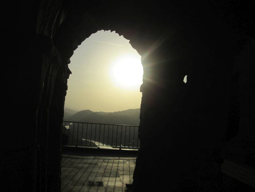 Dshwari-Kloster: Blick durch ein Tor in die Abendsonne über Mzcheta