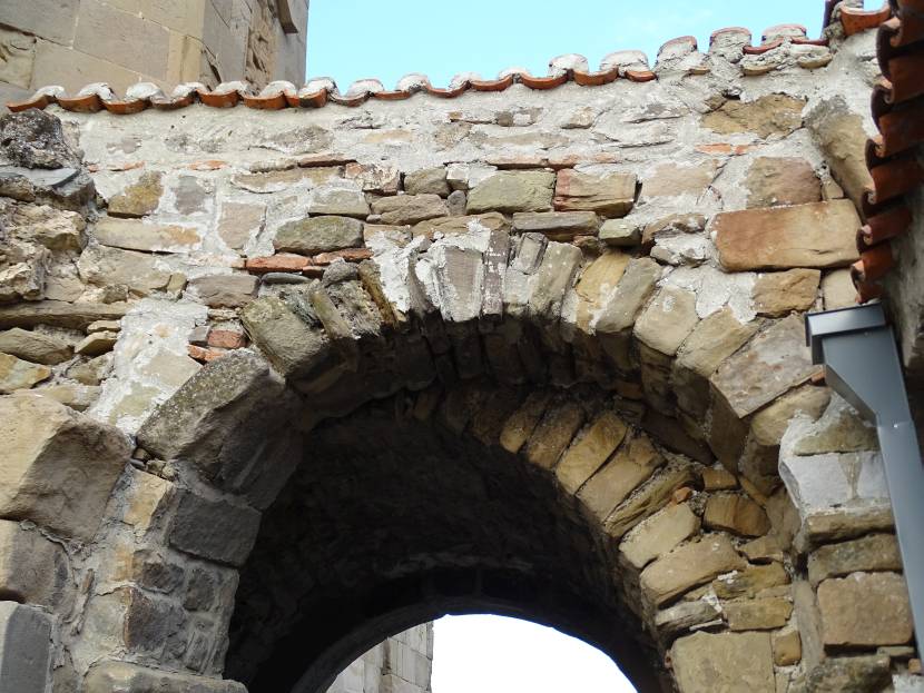 Dshwari-Kloster: Torbogen mit altem Mauerwerk