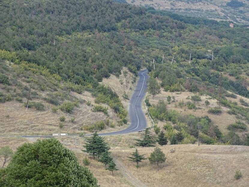 Dshwari-Kloster: Die Straße windet sich den Berg hoch