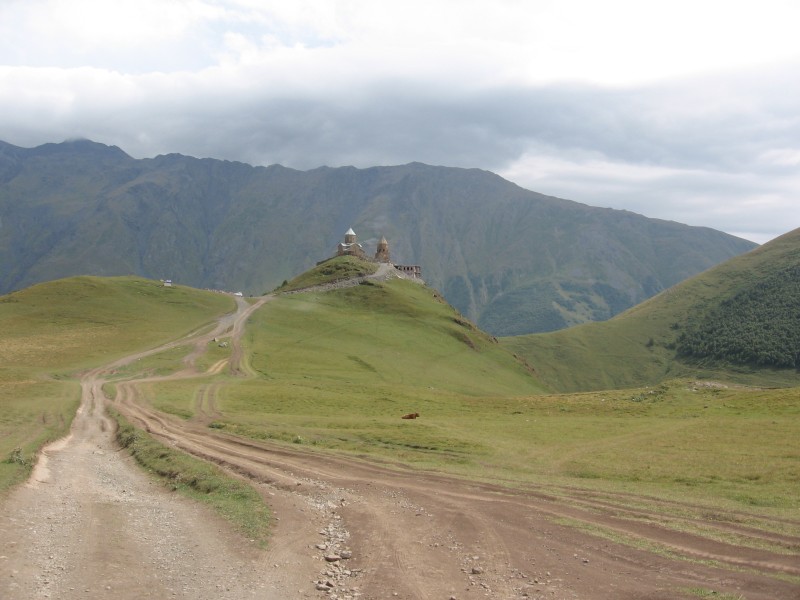 Georgische Heerstraße: Der Weg auf dem Bergsattel zur Sameba-Kirche