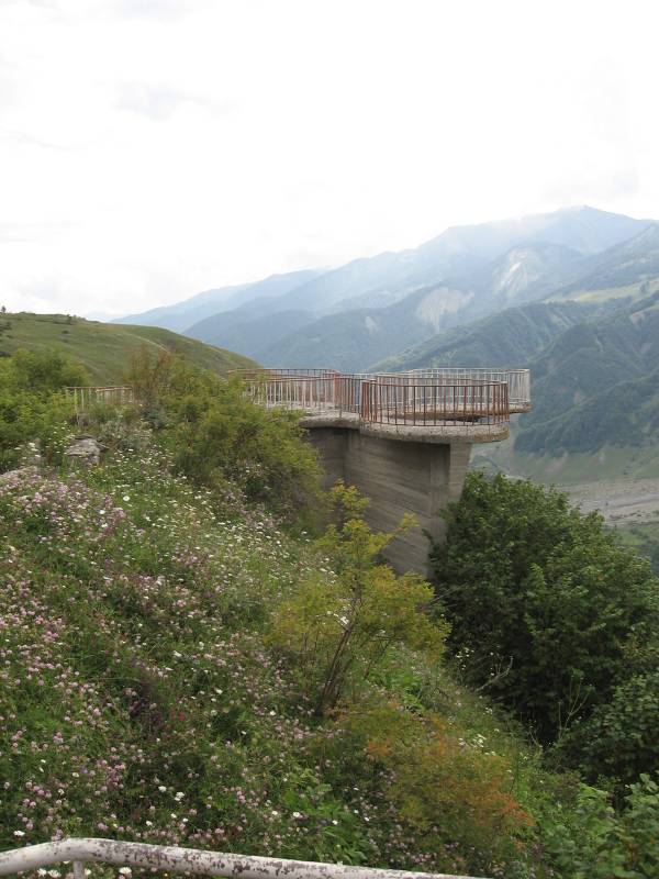 Georgische Heerstraße: Eine Aussichtsplattform bietet einen hervorragenden Blick ins Tal und auf die Berge