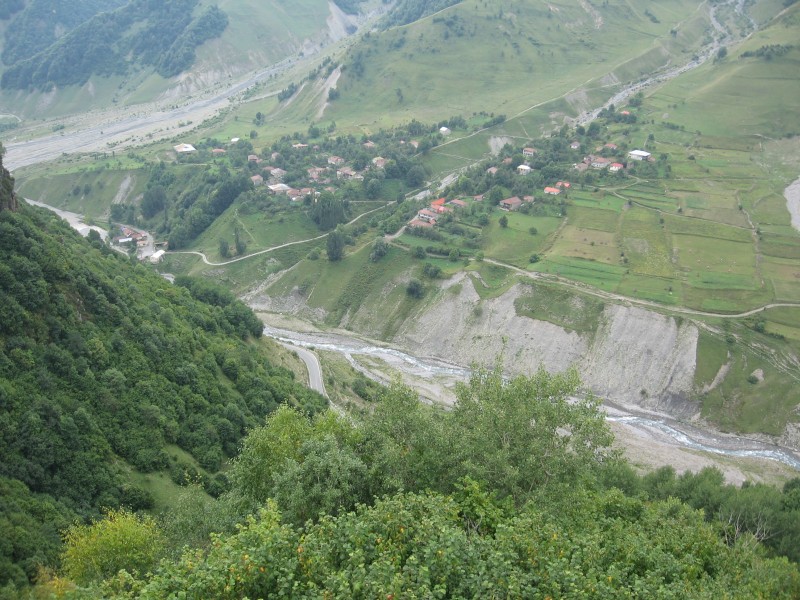Georgische Heerstraße: Blick ins Tal von der Aussichtsplattform bei Ganisi