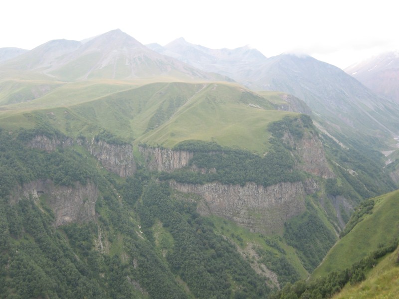 Georgische Heerstraße: Steilhänge über dem Tal