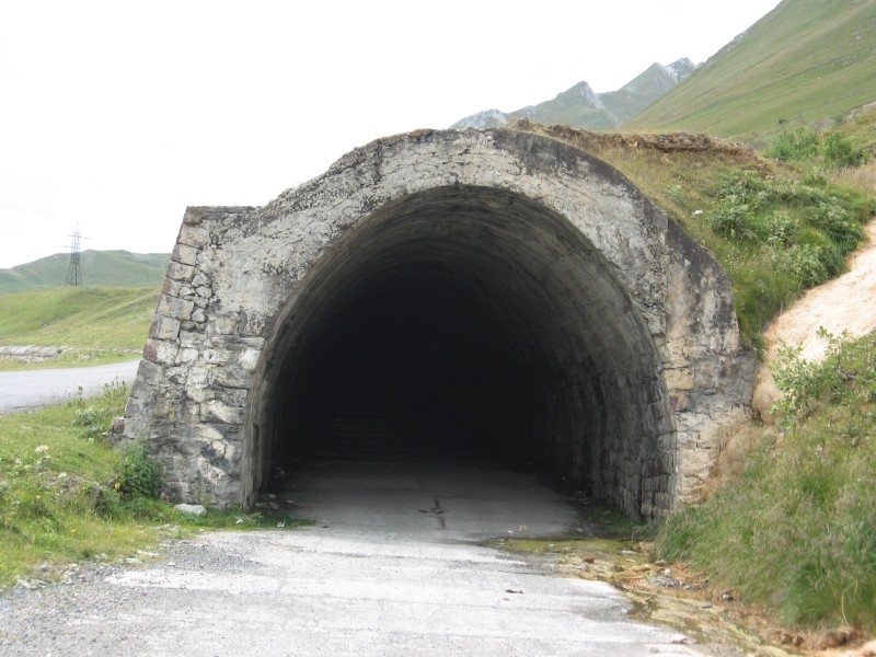 Georgische Heerstraße: Ein Tunnel sollte von Lawinen bedrohtes Stück der Heerstraße im Winter besser passierbar machen