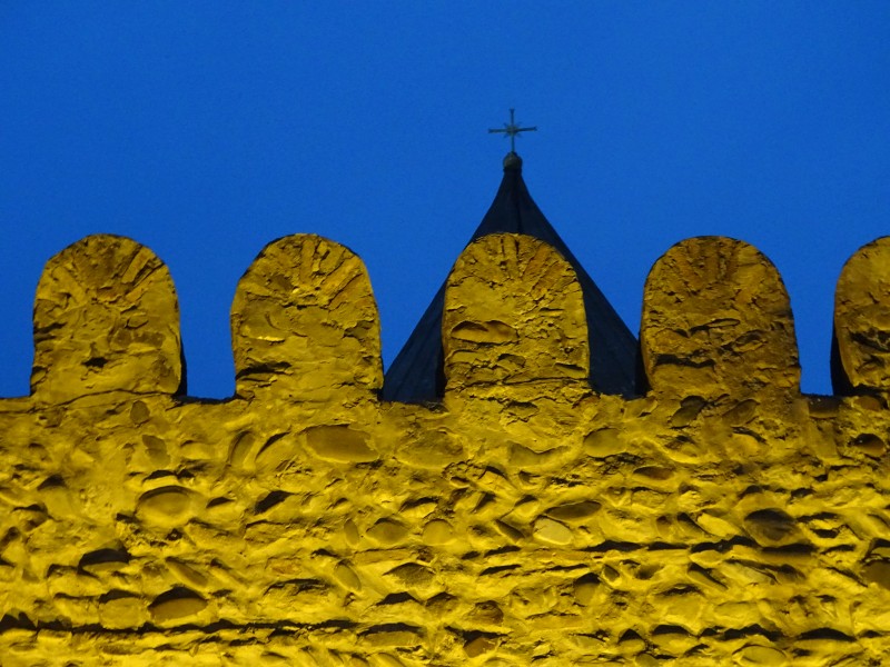 Festungsmauer in Mzcheta: Blick auf die Kirche in Mzchta