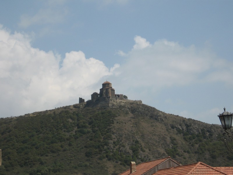 Dshwari-Kloster: Das Dshwari-Kloster hoch über Mzcheta