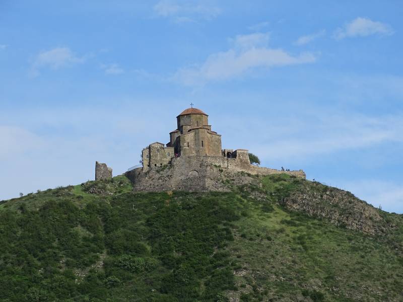 Dshwari-Kloster: Das Dshwari-Kloster aus der Altstadt von Mzcheta heraus aufgenommen