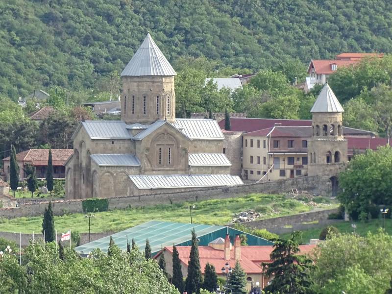 Swetizchoweli-Kirche: Die Swetizchoweli-Kirche von der Bebris Ziche aus gesehen