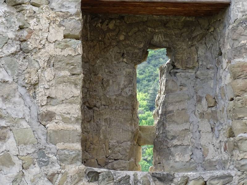 Bebris Ziche: Blick durch die Mauer der Festung