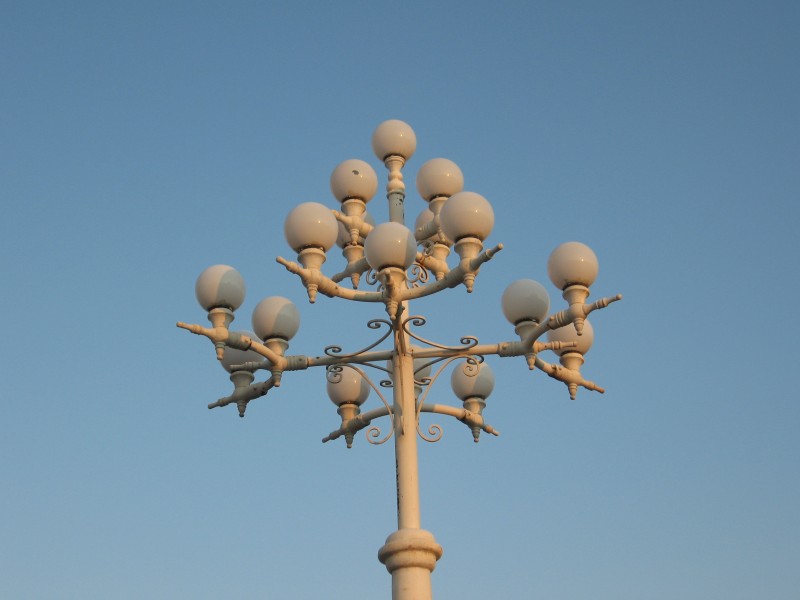 Sameba-Kirche: Leuchter auf dem Platz vor der Kirche