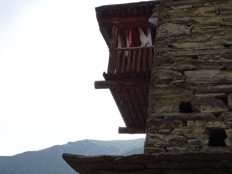 Schatili: Ein Balkon aus Holz