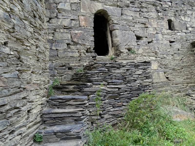 Schatili: Treppe zu einem Eingang