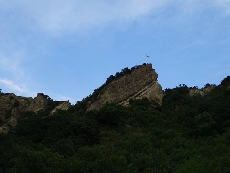 Kloster Schiomgwime ✔ Kreuz auf dem Berg oberhalb des Klosters