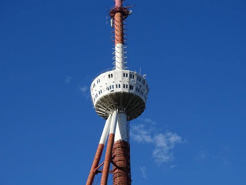 Fernsehturm: Der Fernsehturm in Tbilissi auf dem Matzminda aus der Nähe gesehen