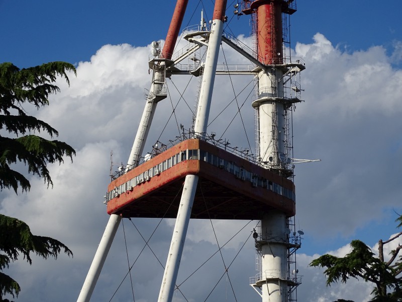 Fernsehturm: Ansicht des Fernsehturms aus der Nähe