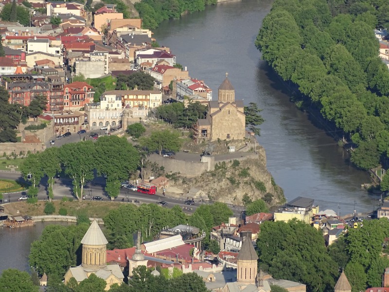 Blick auf Tbilissi: Die Altstadt von Tbilissi vom Mtazminda aus gesehen